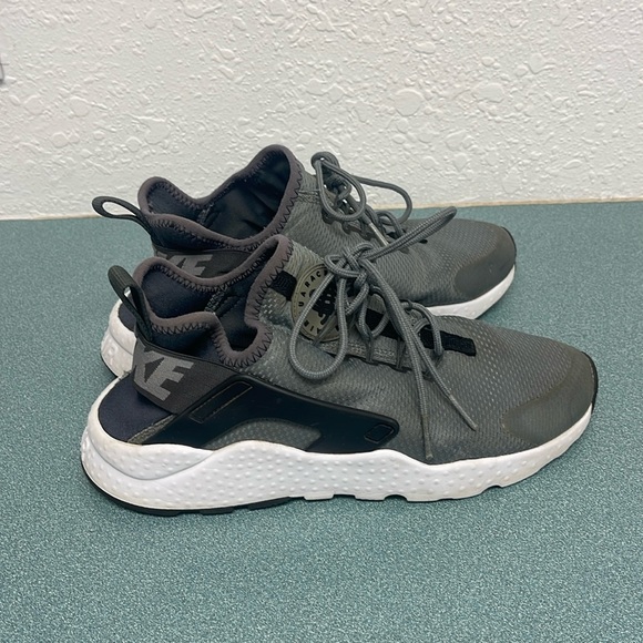 Nike Shoes - Nike Air Huarache Shoes Size (8W, 6.5M, 6.5Y) 🍁‼️
